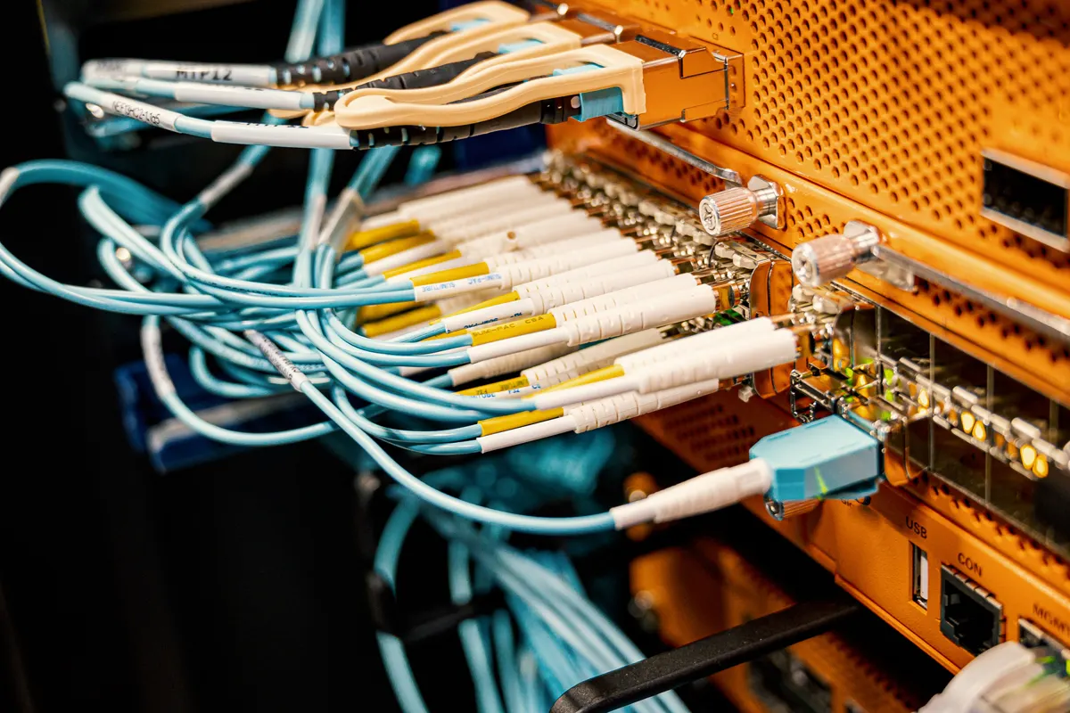 Sistem odasında fiber ve ağ kabloları